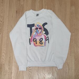 Gildan White Taylor Swift 1989 Graphic Sweater